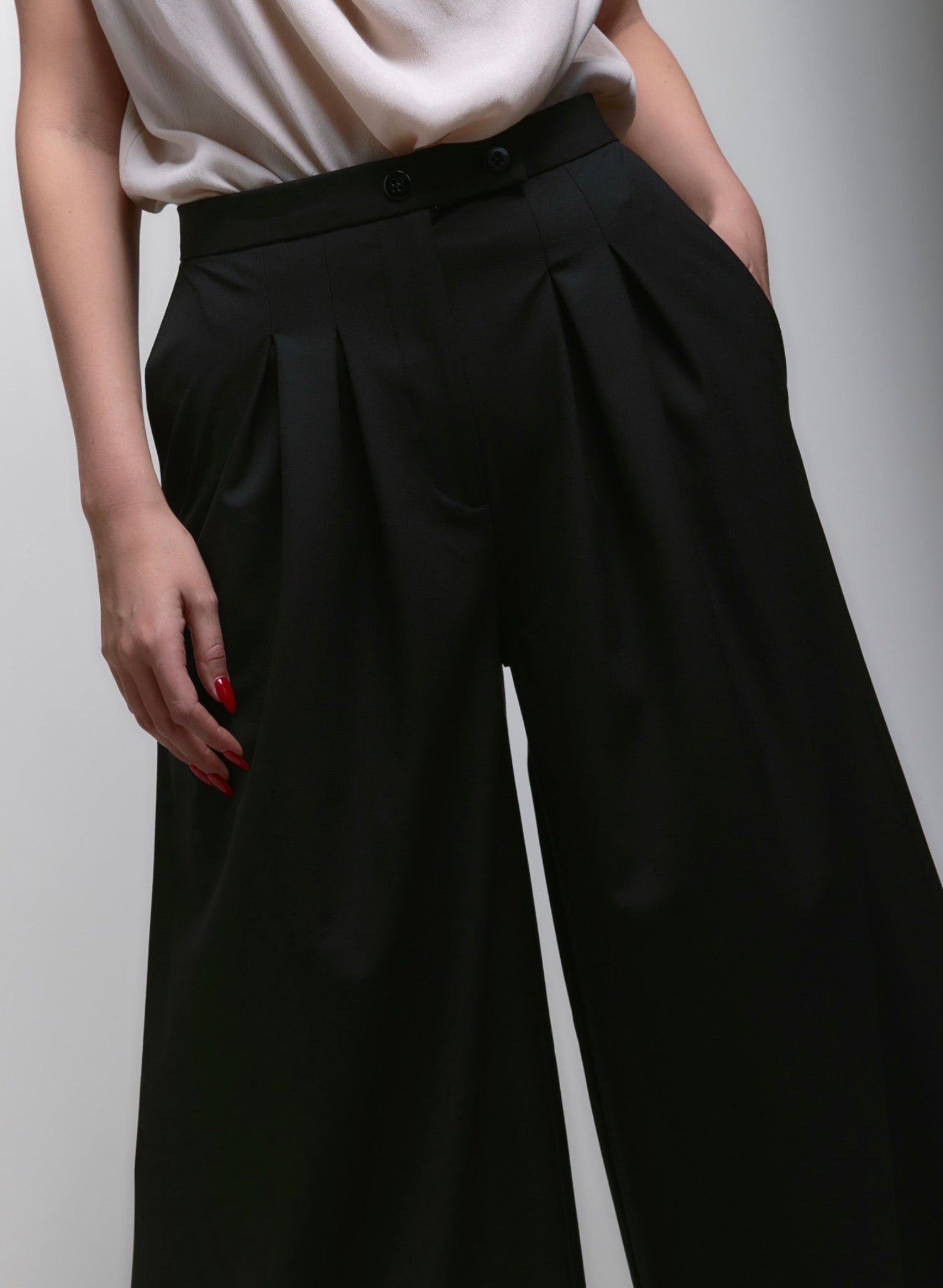 Atlas Slouchy Trouser - Black - Meg