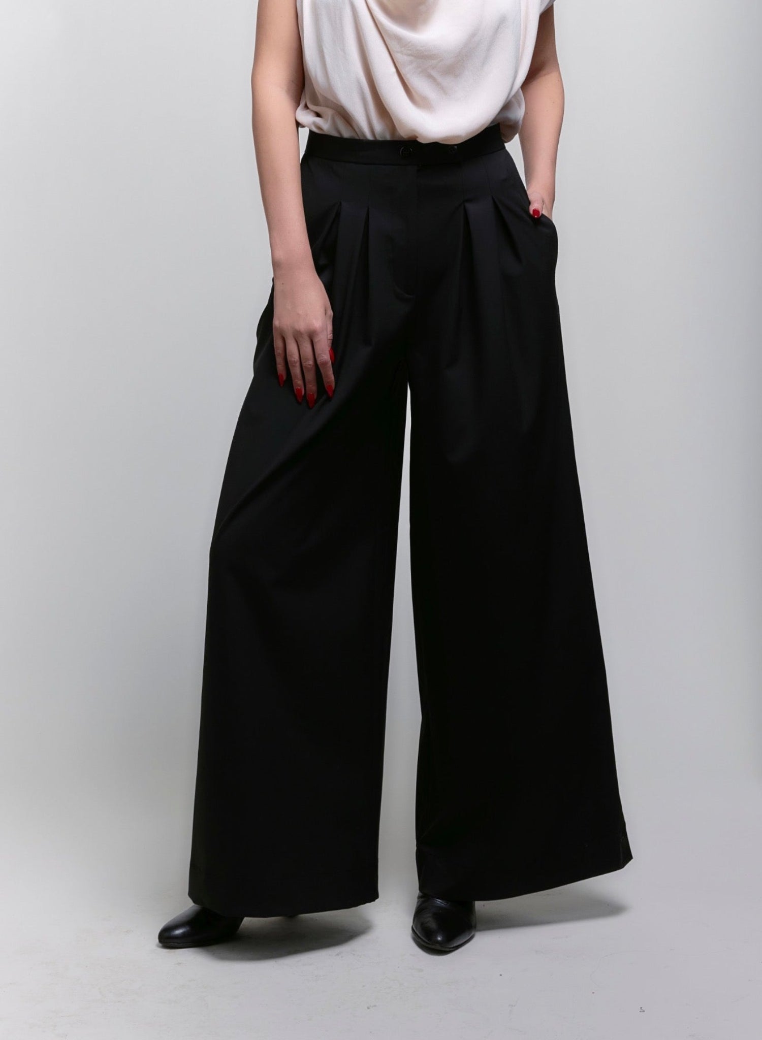 Atlas Slouchy Trouser - Black - Meg