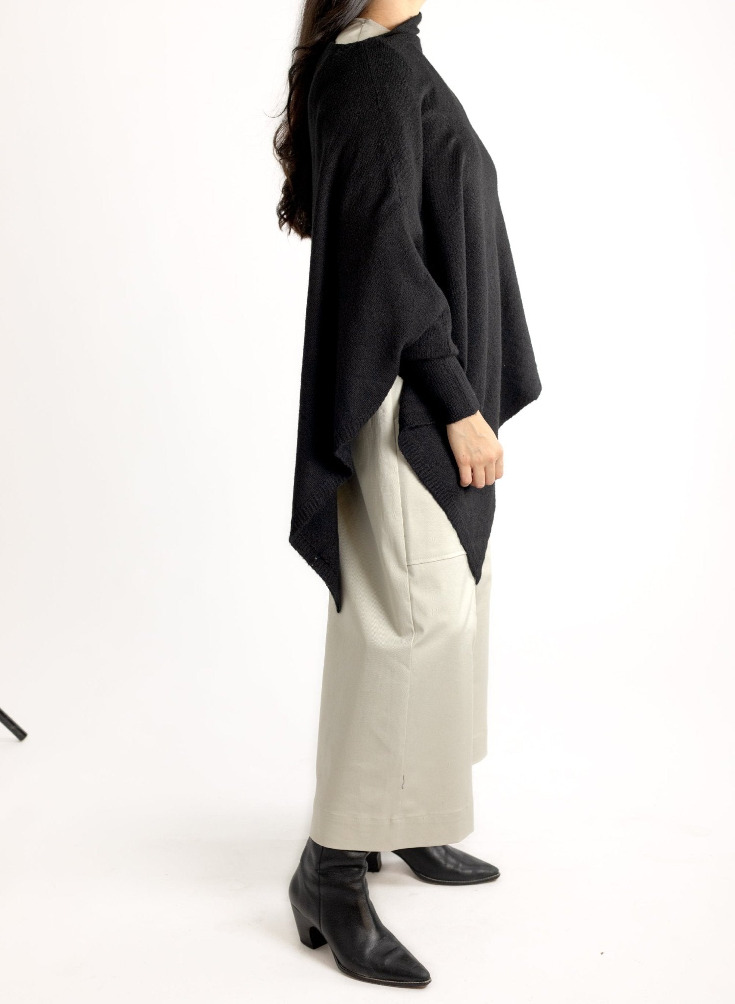 Lightweight Poncho - Black - Meg